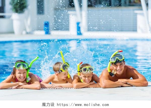 夏季度假的幸福的一家人在游泳池里玩幸福一家人幸福家庭幸福的人亲子游泳户外泳池